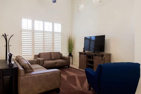 Gated Ocotillo house, pool heater, BBQ, golf views House in Chandler