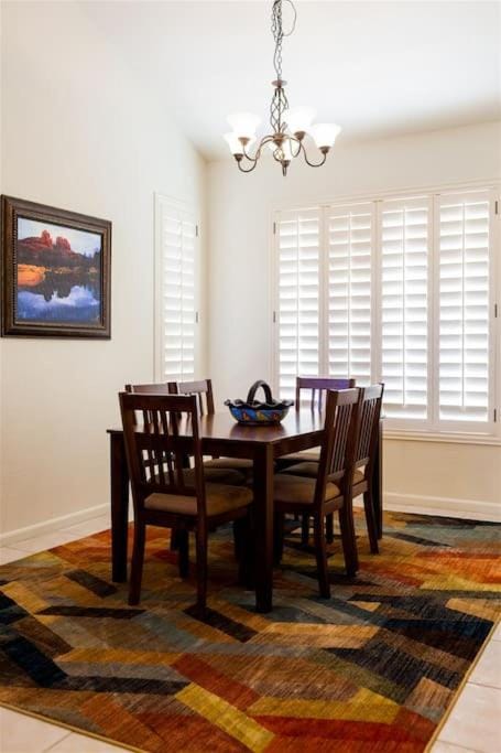 Gated Ocotillo house, pool heater, BBQ, golf views House in Chandler