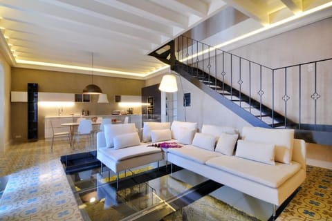 Kitchen or kitchenette, Living room, Seating area, Dining area