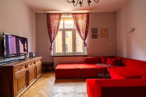 TV and multimedia, Living room, Seating area, Evening entertainment