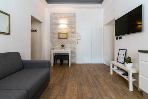 Bed, Kitchen or kitchenette, Living room, Dining area, Inner courtyard view