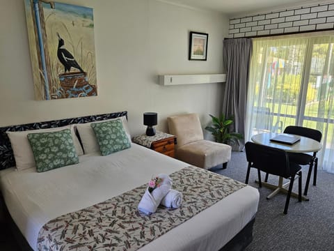 Bed, Living room, Seating area