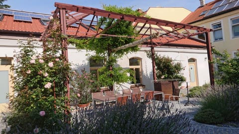 Property building, Patio, Facade/entrance, Summer, Garden, Balcony/Terrace, Banquet/Function facilities, Garden view, Inner courtyard view