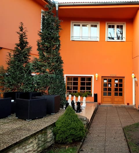Facade/entrance