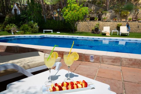 Decorative detail, Swimming pool, Drinks