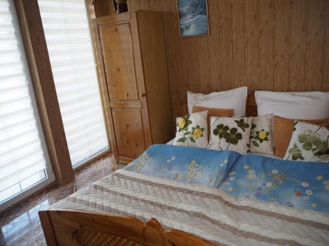 Bed, Photo of the whole room, wardrobe