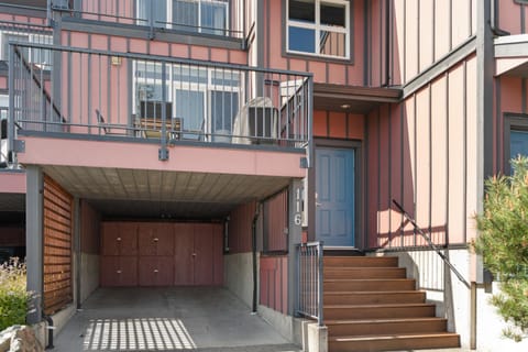 Sooke Harbour Resort & Marina House in Vancouver Island