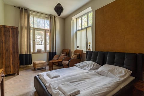 Bed, Bedroom, towels