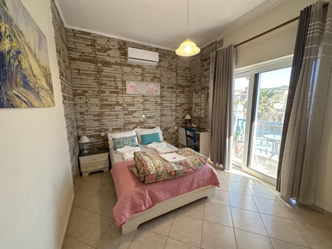 2-Bedroom Blue & White House with Garden and Beach House in Platanias