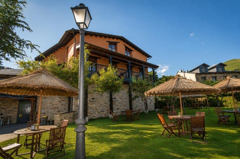 Property building, Patio, Day, Natural landscape, Garden, Garden view