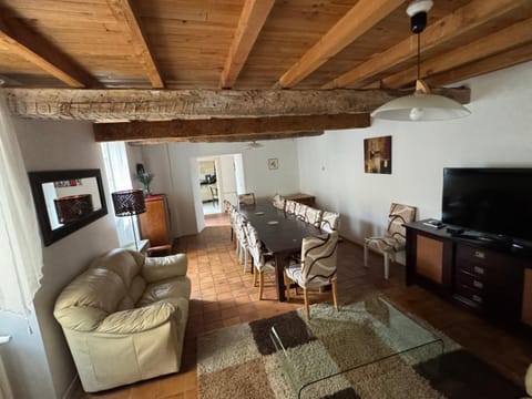 Communal lounge/ TV room, TV and multimedia, Living room, Seating area, Dining area