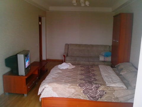 Bed, TV and multimedia, Bedroom
