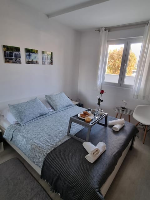 Photo of the whole room, Bedroom