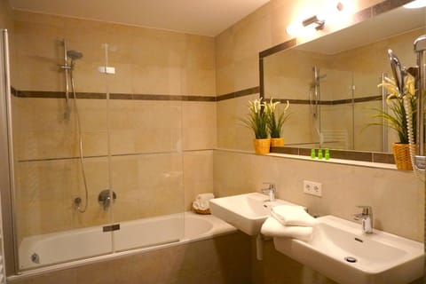 Shower, Toilet, Bathroom, Bath