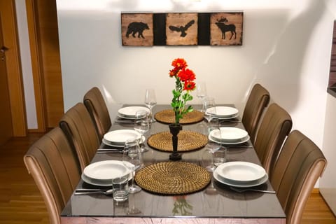 Dining area, Mountain view