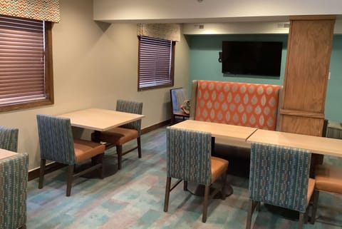 Restaurant/places to eat, Dining area, On site, Breakfast