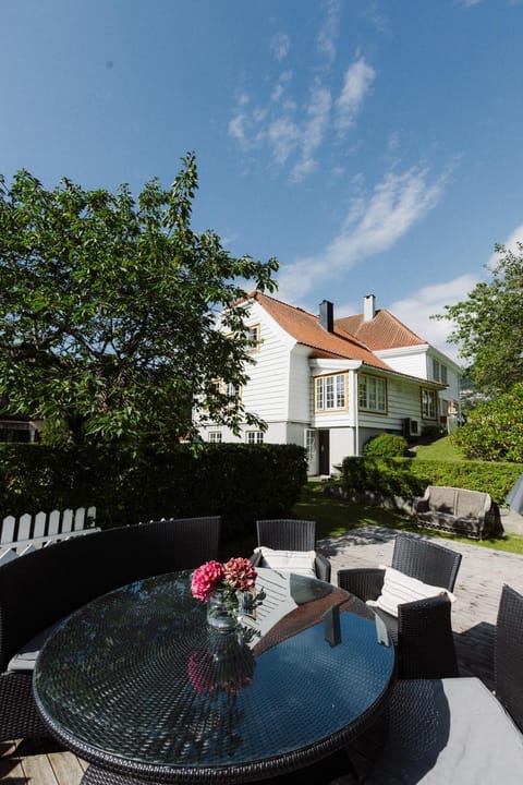 Property building, Patio, Day, Garden, Dining area, Garden view