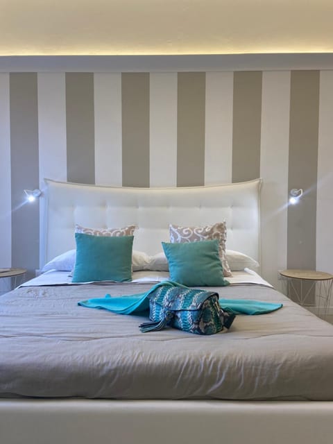Bed, Photo of the whole room, Decorative detail, Bedroom