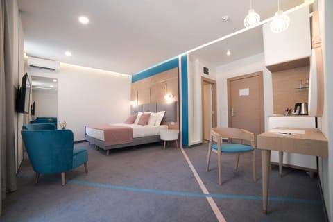 Bed, TV and multimedia, Photo of the whole room, Bedroom, wardrobe, air conditioner