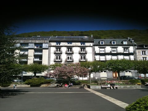 Property building, Day, Natural landscape, Summer, Location