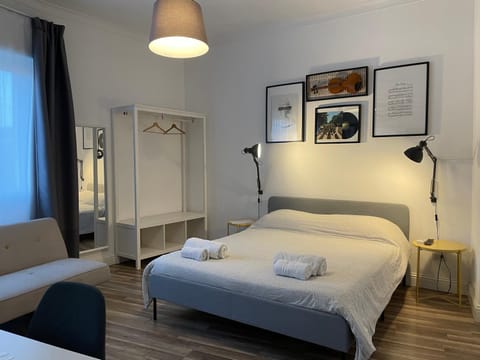Photo of the whole room, Bedroom