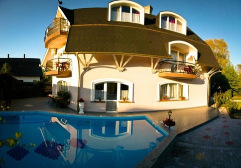 Swimming pool, Swimming pool