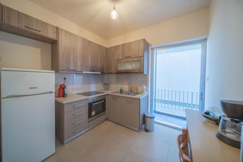 Kitchen or kitchenette, Dining area, oven, stove