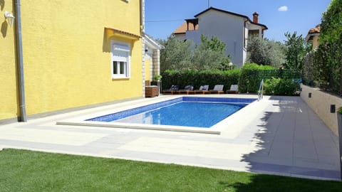 Property building, Day, Pool view, Swimming pool