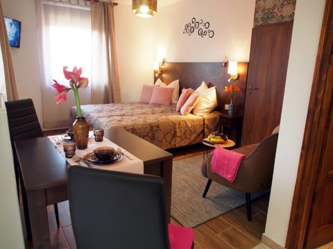 TV and multimedia, Living room, Photo of the whole room, Dining area, Bedroom, On site