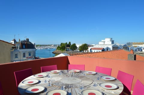 Patio, BBQ facilities, Balcony/Terrace, City view, Sea view