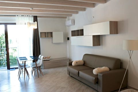 Photo of the whole room, Decorative detail