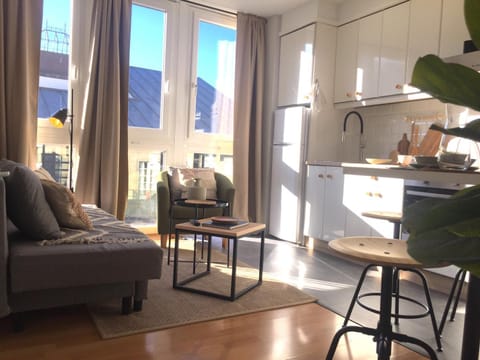 Kitchen or kitchenette, Living room, Seating area, Dining area