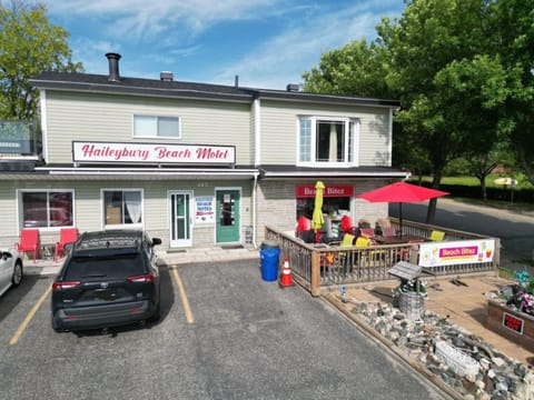 Property building, Restaurant/places to eat, Facade/entrance, Breakfast