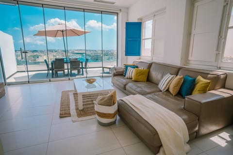 View (from property/room), Balcony/Terrace, Living room, Sea view