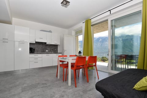 Coffee/tea facilities, Kitchen or kitchenette, Dining area