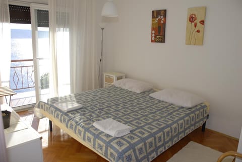 Bed, Bedroom, City view, Garden view, Sea view