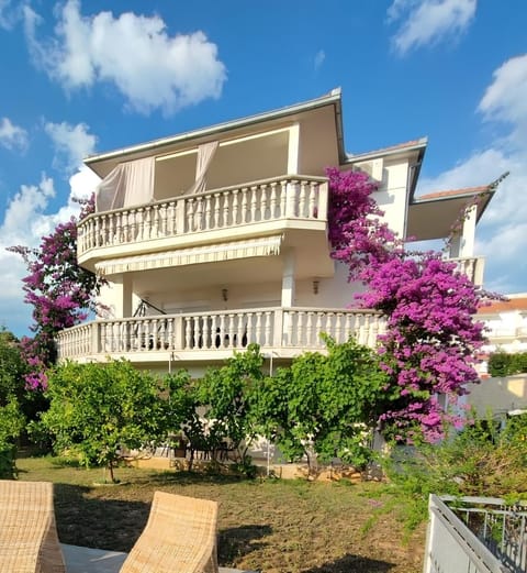 Property building, Facade/entrance, Garden