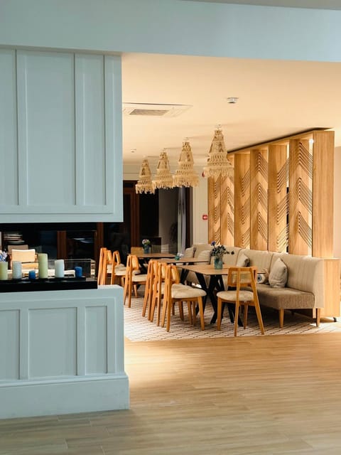 Food and drinks, Dining area, Food
