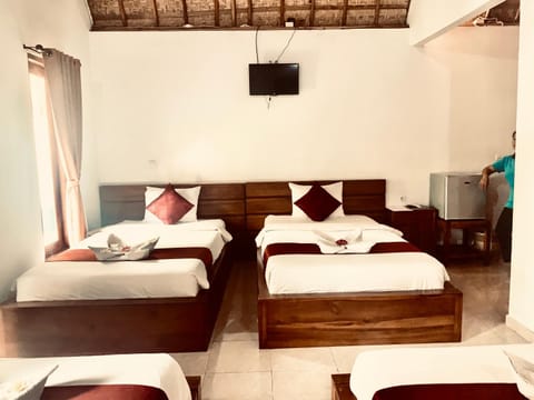 Bed, TV and multimedia, Photo of the whole room, Bedroom, towels