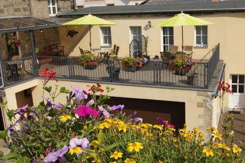 Property building, Patio, Balcony/Terrace