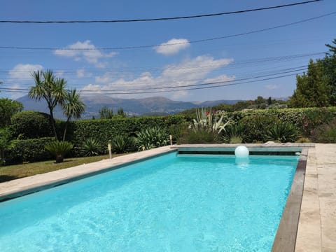 Superbe villa de charme avec piscine chauffée House in Roquefort-les-Pins