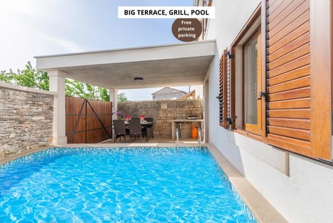 Property building, Patio, Day, Pool view, Swimming pool, sunbed