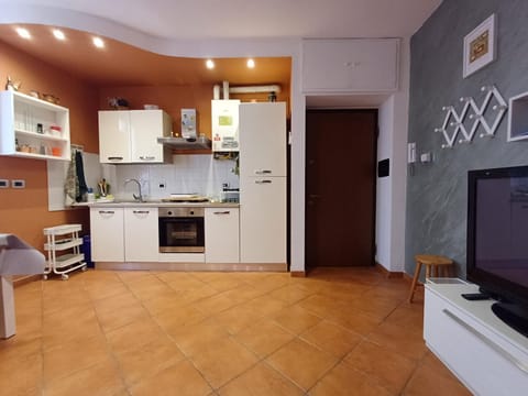 Facade/entrance, TV and multimedia, Kitchen or kitchenette, Dining area, minibar, oven, stove