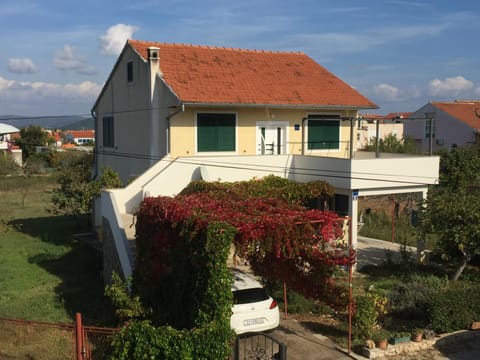 Property building, Neighbourhood, Garden view