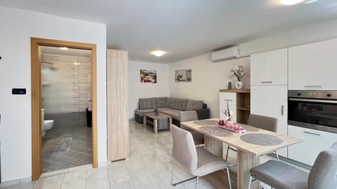 Living room, Seating area, Dining area, oven