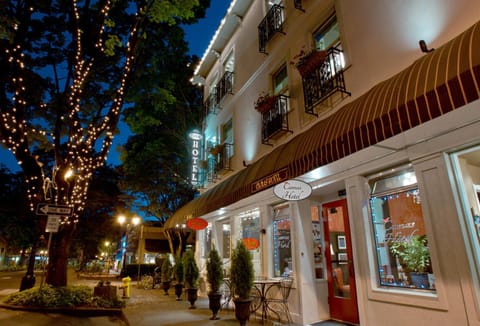 Facade/entrance