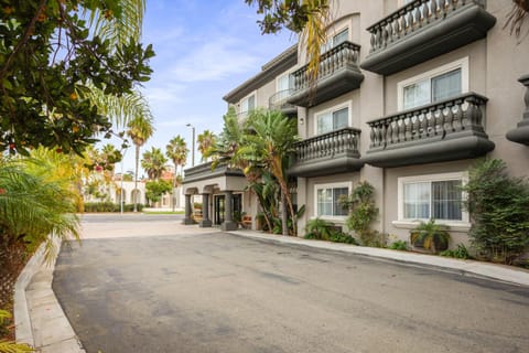 Property building, Facade/entrance, Neighbourhood, Street view, Location, Parking, vending machine