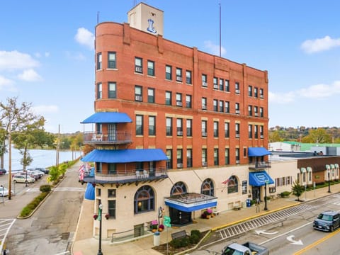 Property building, Facade/entrance, Day, Neighbourhood, City view, Street view, Location, Parking