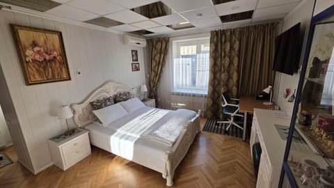 Bed, TV and multimedia, Photo of the whole room, Seating area, Bedroom, air conditioner
