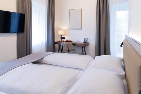 TV and multimedia, Balcony/Terrace, Photo of the whole room, Bedroom